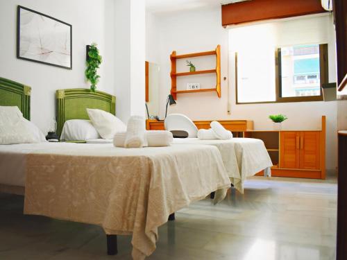 Postel nebo postele na pokoji v ubytování Amplio y luminoso apartamento cerca del centro y la playa con piscina y parking privado