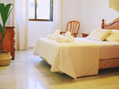 Postel nebo postele na pokoji v ubytování Amplio y luminoso apartamento cerca del centro y la playa con piscina y parking privado