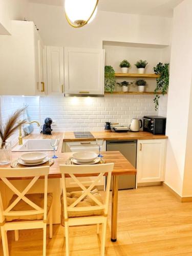 a kitchen with a table and chairs and a sink at Studio στην Καλλιθέα in Athens