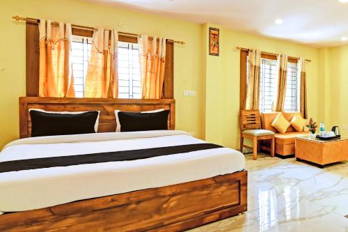 a bedroom with a large bed in a room at Collection O HI5 Elysian Premium in Bhubaneshwar