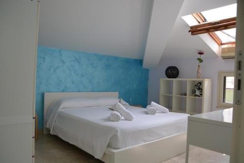 チェファルにあるDiamante&Smeraldoのベッドルーム1室(白いベッド1台、青い壁付)