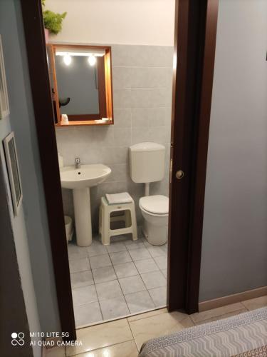 a bathroom with a toilet and a sink at HOSTAL D'ANNUNZIO HOUSe in Cesano Boscone