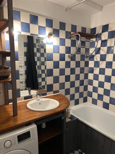 La salle de bains est pourvue d'un lavabo et d'une baignoire. dans l'établissement Charmant F2 à deux pas de Paris et Stade de France, à Épinay-sur-Seine