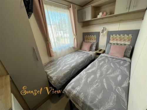 Postel nebo postele na pokoji v ubytování Tattershall Lakes Sunset View Caravan Lakeside, Hot Tub, Garden, Private Fishing Peg & WiFi