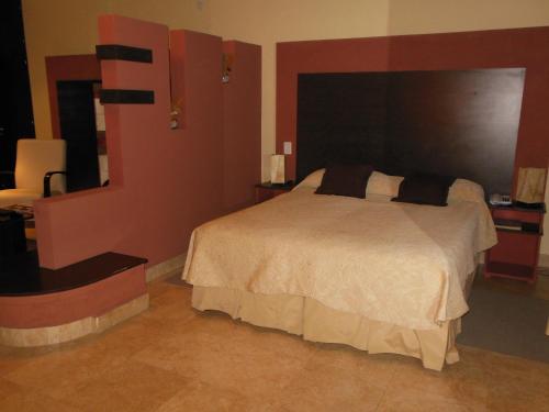 
A bed or beds in a room at Hotel Aybal
