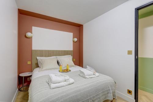 une chambre avec un grand lit avec des serviettes dessus dans l'établissement 305 Suite Lion - Superb apartment in Paris, à Paris