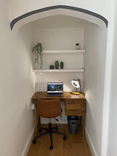 een kamer met een bureau en een laptop. bij Ashbrook Halley in Didcot