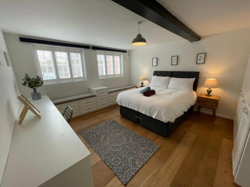 um quarto com uma cama grande e 2 janelas em Ashbrook Halley em Didcot
