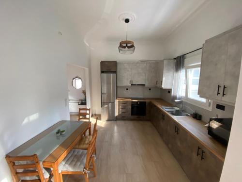Azure House, Spacious and Bright, 1' to Metro