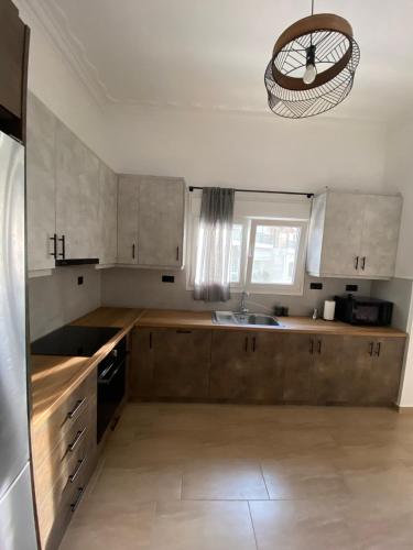 Azure House, Spacious and Bright, 1' to Metro