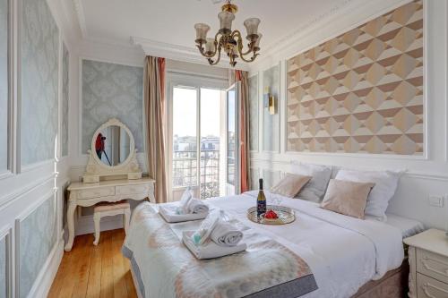 - une chambre avec un grand lit et un miroir dans l'établissement 658 Suite Estelle - Luxury appartment, à Paris