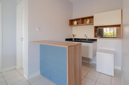 a kitchen with a blue counter and a sink at Beach Park Resort - Acqua in Aquiraz
