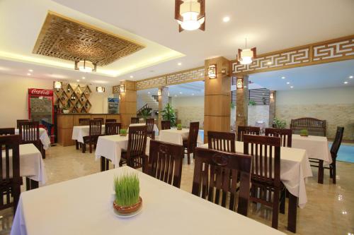
Un restaurante o sitio para comer en Hoi An Travel Lodge Hotel
