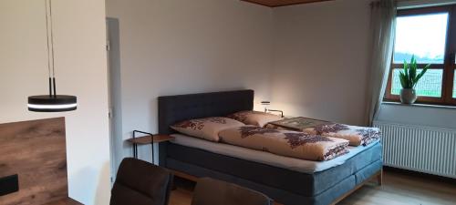 Un dormitorio con una cama con almohadas. en Studioferienhaus Herzogstadt-Celle en Celle