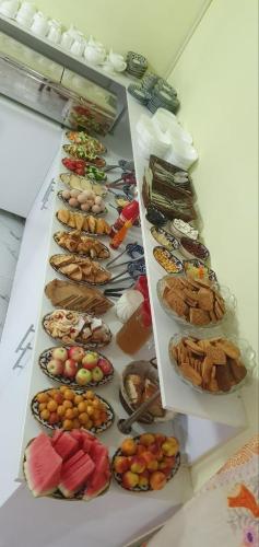 Makanan di atau berdekatan rumah tamu ini
