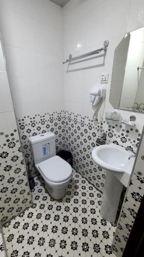 Bilik mandi di Samarkand City Center Hotel