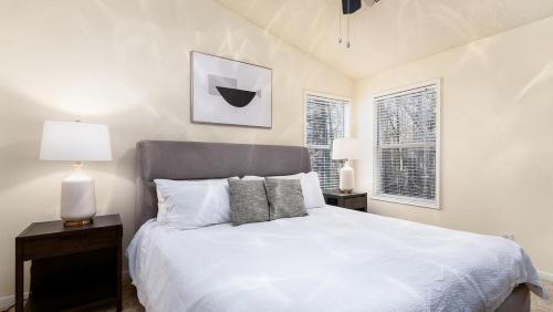 Un pat sau paturi într-o cameră la Landing Modern Apartment with Amazing Amenities (ID8399X27)