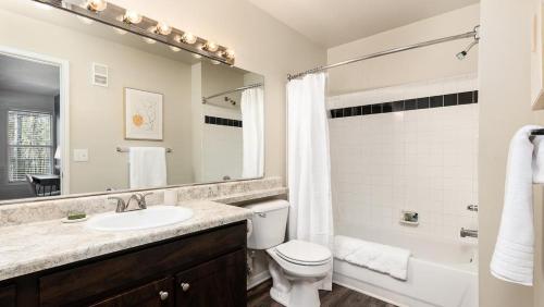 溫斯頓·塞勒姆的住宿－Landing Modern Apartment with Amazing Amenities (ID8399X27)，浴室配有盥洗盆、卫生间和浴缸。