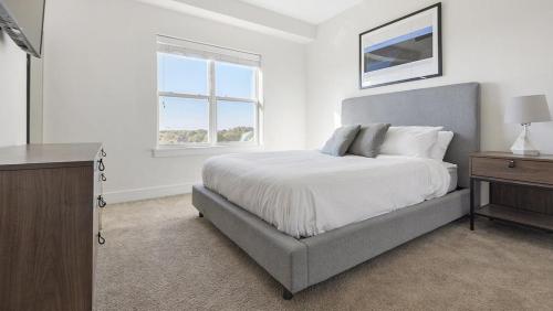um quarto branco com uma cama e uma janela em Landing Modern Apartment with Amazing Amenities (ID1180X314) em Creve Coeur