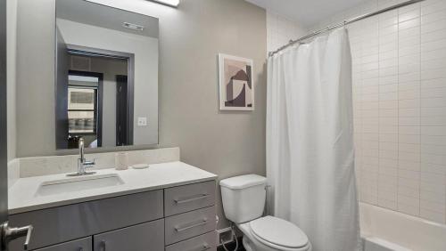 bagno con servizi igienici, lavandino e specchio di Landing Modern Apartment with Amazing Amenities (ID8404X53) a Mobile