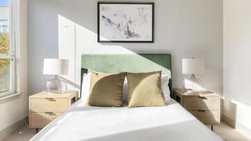 巴爾的摩的住宿－Landing Modern Apartment with Amazing Amenities (ID2205)，一间卧室配有白色床和2个床头柜