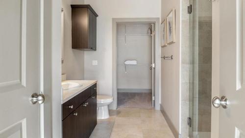 巴爾的摩的住宿－Landing Modern Apartment with Amazing Amenities (ID2205)，浴室配有卫生间、盥洗盆和淋浴。
