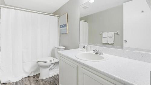La salle de bains blanche est pourvue d'un lavabo et de toilettes. dans l'établissement Landing Modern Apartment with Amazing Amenities (ID1213X949), à St Petersburg