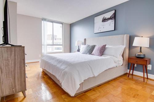 Un pat sau paturi într-o cameră la Landing Modern Apartment with Amazing Amenities (ID5144X42)