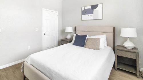 Postel nebo postele na pokoji v ubytování Landing Modern Apartment with Amazing Amenities (ID1315X702)