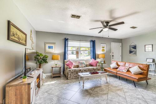 Una sala de estar con un sofá y un ventilador de techo. en Spring Hill Home - 3 Mi to Weeki Wachee Springs!, en Spring Hill