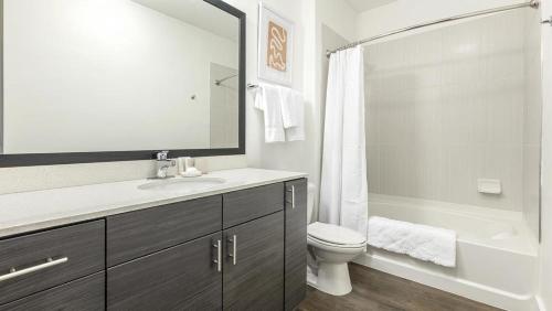 Kúpeľňa v ubytovaní Landing Modern Apartment with Amazing Amenities (ID1233X033)