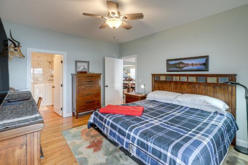 1 dormitorio con 1 cama y ventilador de techo en Yankton Vacation Home with Hot Tub and River Views, en Yankton