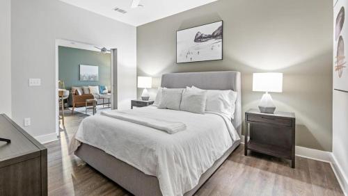En eller flere senge i et værelse på Landing Modern Apartment with Amazing Amenities (ID7994X49)