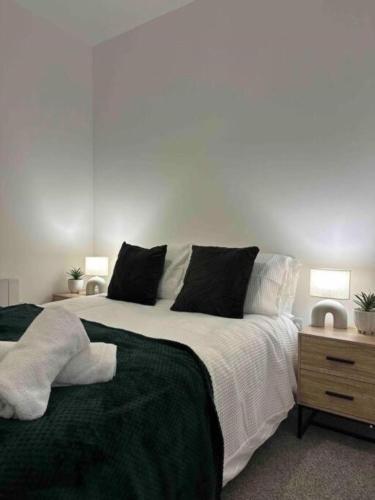 1 dormitorio con 1 cama grande y mesita de noche en New Stunning 2-Bedroom Apartment - Sleeps 4 en Bolton