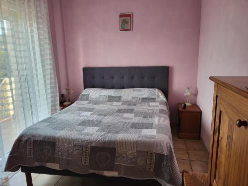 1 dormitorio con 1 cama con edredón en Villa Maeva en Toulon