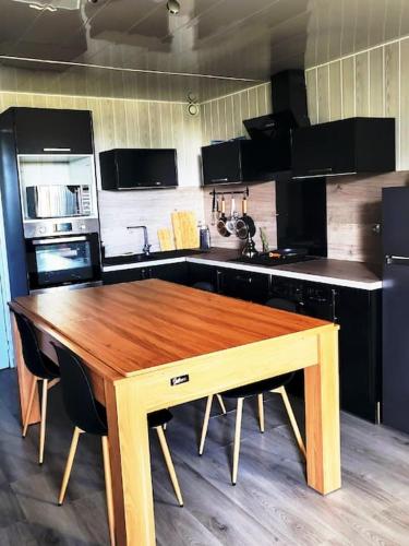 - une cuisine avec une table en bois dans l'établissement charmant appartement à deux pas de la mer, à La Grande Motte