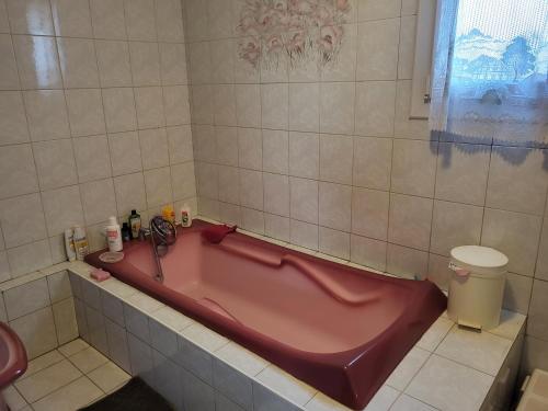Villa Maeva في تولون: حوض استحمام في حمام مع حوض