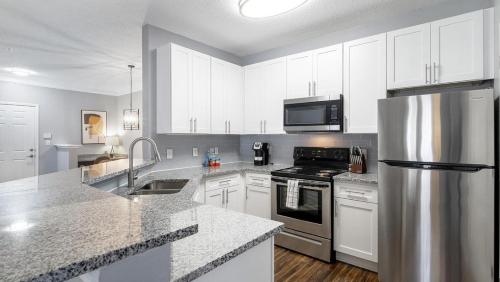 Ett kök eller pentry på Landing Modern Apartment with Amazing Amenities (ID8267X63)