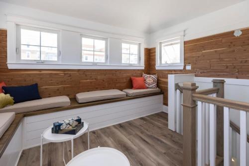 a room with a bench and two windows at Albermarle #202 Inn at Old Beach in Virginia Beach