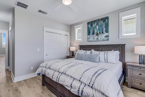 a bedroom with a large bed and two lamps at The Water Way in Rockport