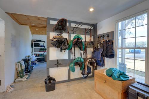 een kamer met een stapel tassen aan de muur bij Morriston Studio 13 Mi to World Equestrian Center in Morriston
