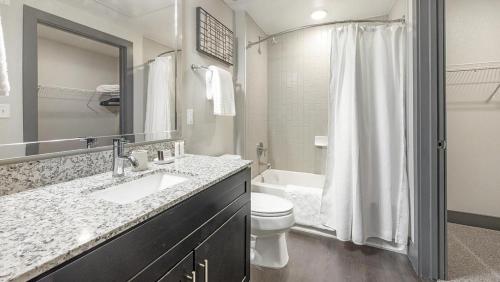 La salle de bains est pourvue d'un lavabo, de toilettes et d'une douche. dans l'établissement Landing Modern Apartment with Amazing Amenities (ID8595X86), à Parker