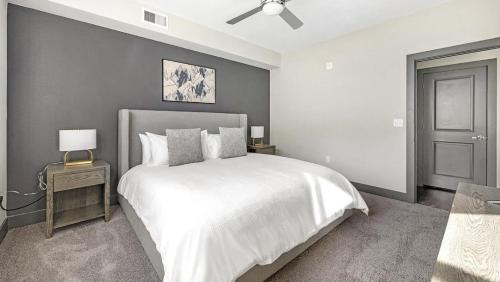 - une chambre avec un lit blanc et un mur noir dans l'établissement Landing Modern Apartment with Amazing Amenities (ID8595X86), à Parker