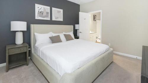Un dormitorio con una gran cama blanca y una lámpara en Landing Modern Apartment with Amazing Amenities (ID9507X17) en Memphis