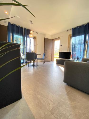 een woonkamer met een bank en een tafel en stoelen bij Cortemaggiore 4B Luxury-Flexrent Abissinia in Riccione