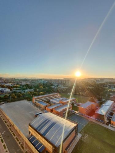 una vista aérea de un edificio escolar con puesta de sol en Apartamento - Cardio Infantil CTIC, en Bogotá