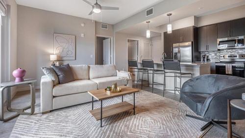 uma sala de estar e cozinha com um sofá e uma mesa em Landing Modern Apartment with Amazing Amenities (ID8083X55) em Fort Myers Villas