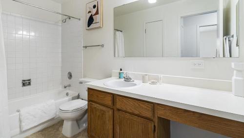 y baño con lavabo, aseo y espejo. en Landing Modern Apartment with Amazing Amenities (ID6248X21), en Buffalo Grove