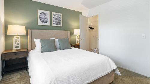 Katil atau katil-katil dalam bilik di Landing Modern Apartment with Amazing Amenities (ID6248X21)