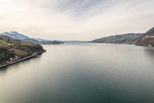 an aerial view of a large river with mountains at Bijou Lake Side Sauna - Panorama-Terrasse, Sauna und Seeblick in Leissigen